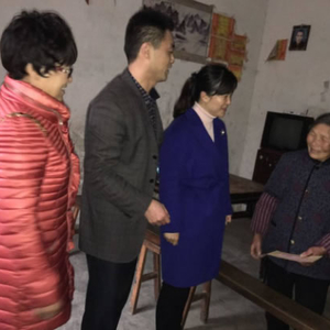 县妇联到新塘坡丰走访慰问贫困户