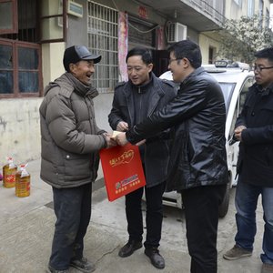 寒风凛冽情意暖，春节慰问爱心浓