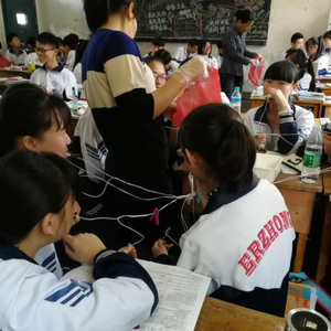 “氟离子透入仪”给县二中学生做龋齿防护